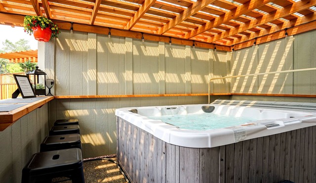 Windsor home on golf course w/hot tub