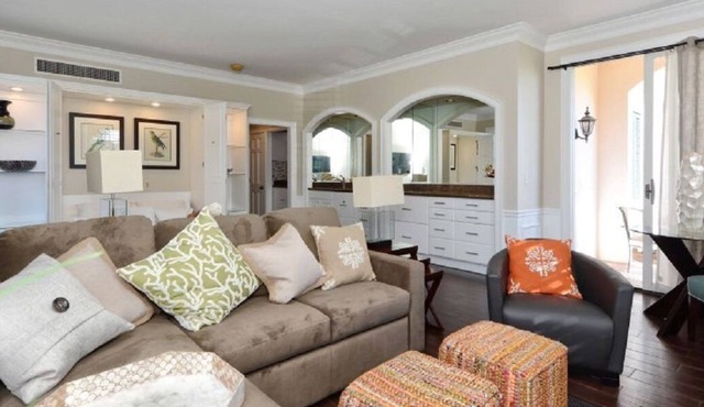 Windsor Lodge Unit 10, Studio, close to the beaches, pool access