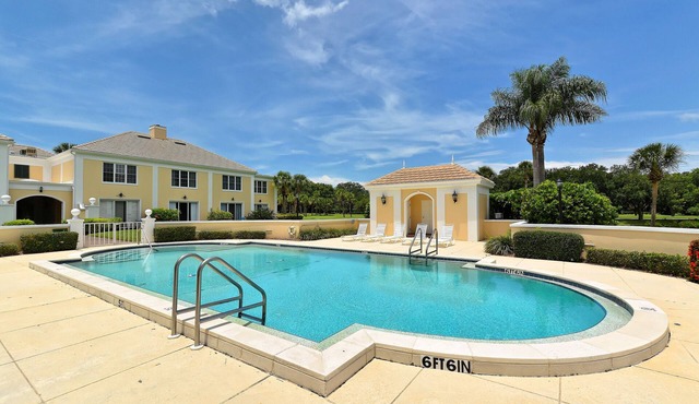 Windsor Lodge Unit 15, studio, close to the beaches, pool access