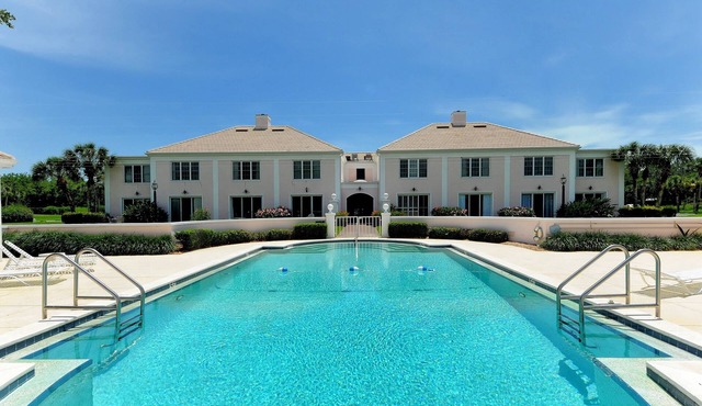 Windsor Lodge Unit #19, studio close to beaches