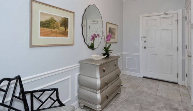 Windsor Lodge Unit 3, studio, close to beaches, pool
