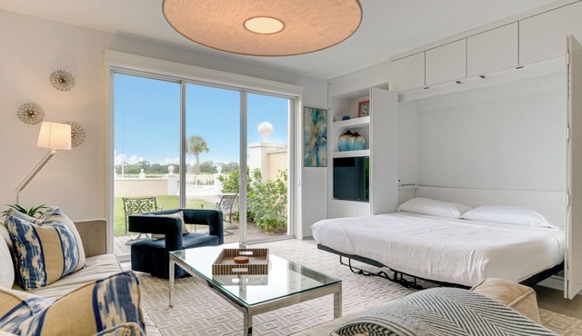 Windsor Lodge Unit 5, studio, close to the beaches, pool access