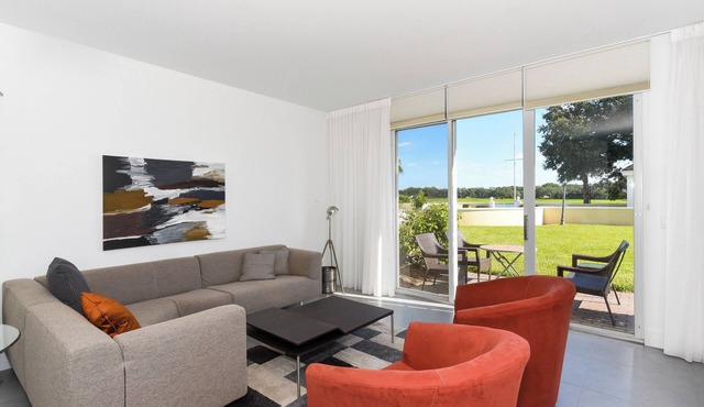 Windsor Lodge Unit 7, studio, close to the beaches, pool access