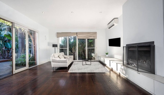 Windsor Nightlife Retreat