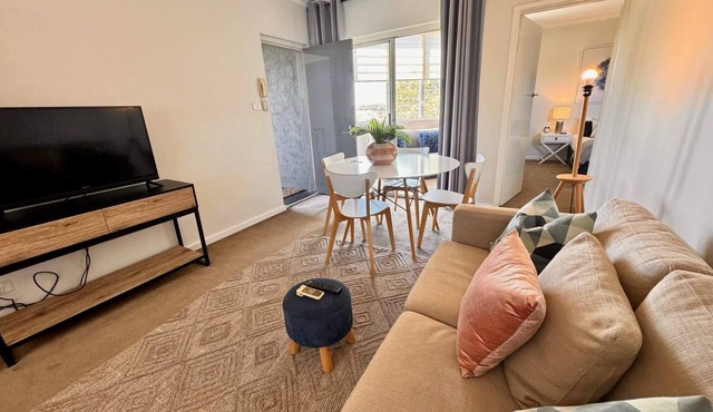 Windsor Prahran Sunny Spacious 1 Bed with Sunroom