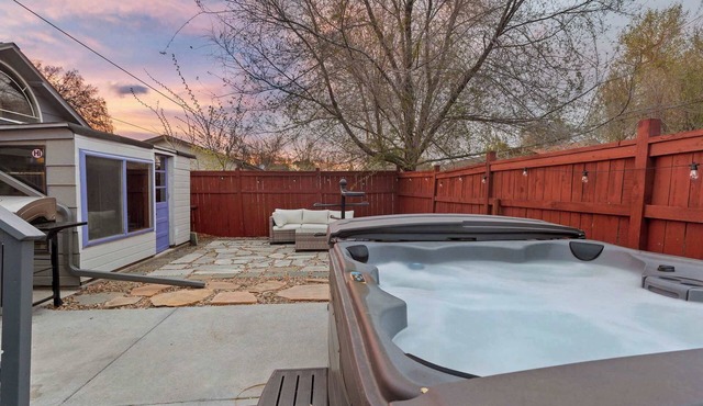 Windsor Retreat: Across from Park + Hot Tub