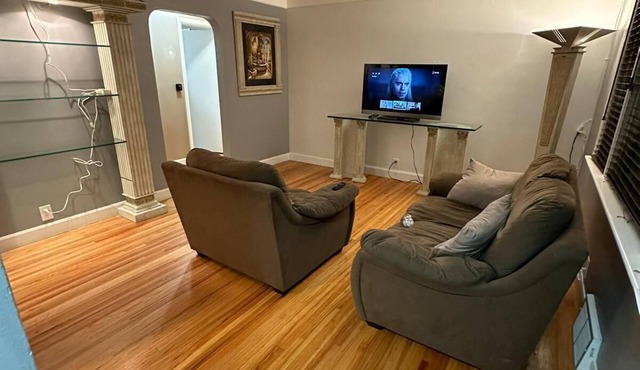 Windsor's Versace House 10min to all downtown adventures & beautiful river walks