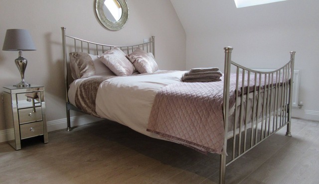 Windsor Town centre gated en-suite property with parking & lift. 21 day minimum