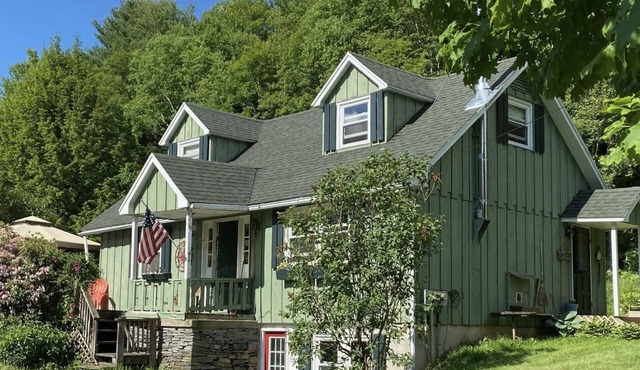 Windswept Cottage - Close to skiing, wedding venues, & hiking!