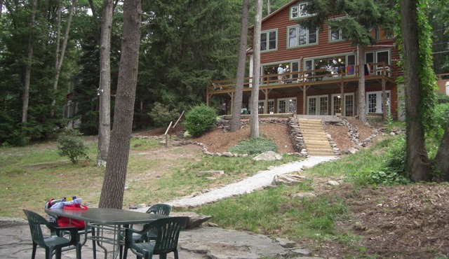 WINDWARD Lodge - LARGE LAKEFRONT & Ski Slope View - sleeps 14+