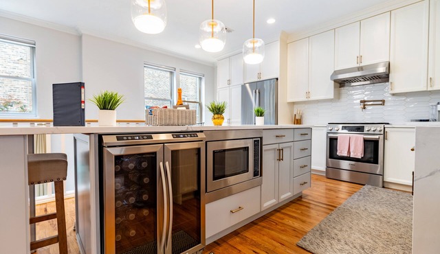 Windy City Getaway 3br 2ba Chicago Townhouse 3 Bedroom Home by RedAwning