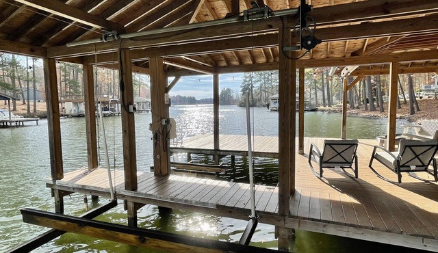 Windy Pointe Retreat - 5200sqft, 7 bed/4 bath, lakefront, arcade & game room!