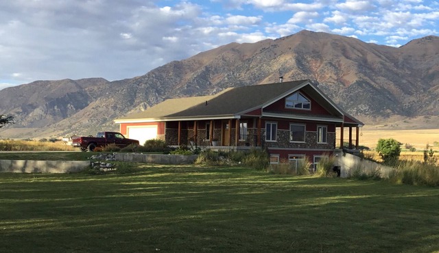 Windy Poplars Cottage (near Crystal Hot Springs)