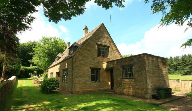 WINDY RIDGE COTTAGE, pet friendly, with open fire in Longborough