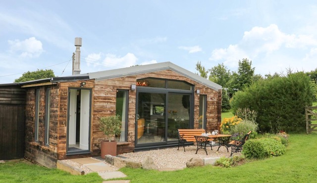 WINDY WILLOWS, pet friendly, with open fire in Okehampton