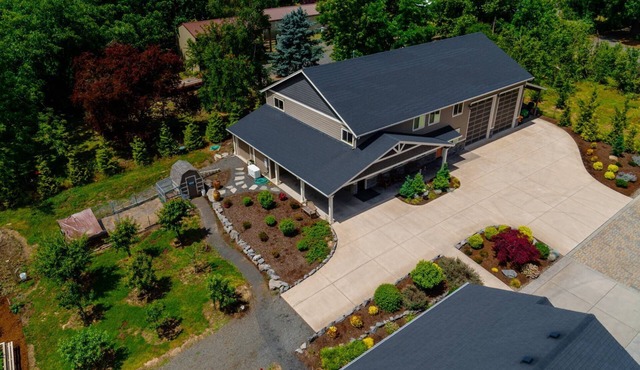 Wine and Country Vibes Throughout, Open Layout, Vaulted Ceilings, Sweet Media Setup, 5 Min 2 Newberg