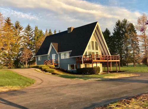Wine Country Chalet Lake Views Fire Pit and BBQ
