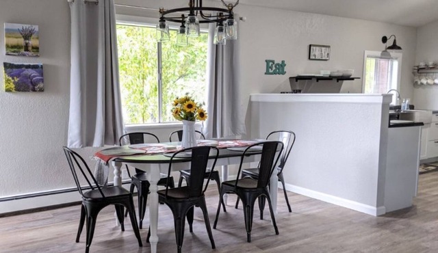 Wine Country Cottage! Easy access to wineries, hiking, biking - pet friendly!