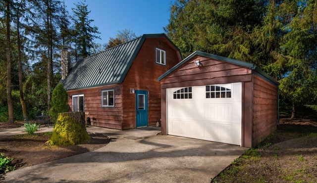 Wine Country Cottage, Pet Friendly, Nestled in Trees Near Vineyard With Fire-Pit & Cozy Wooded Patio