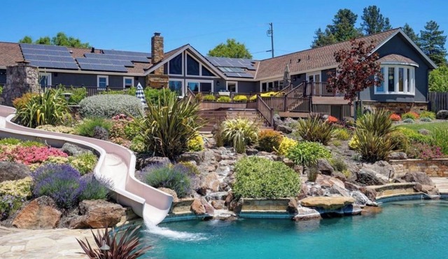 Wine Country Estate: Luxury Pool, Water Slide, Hot Tub