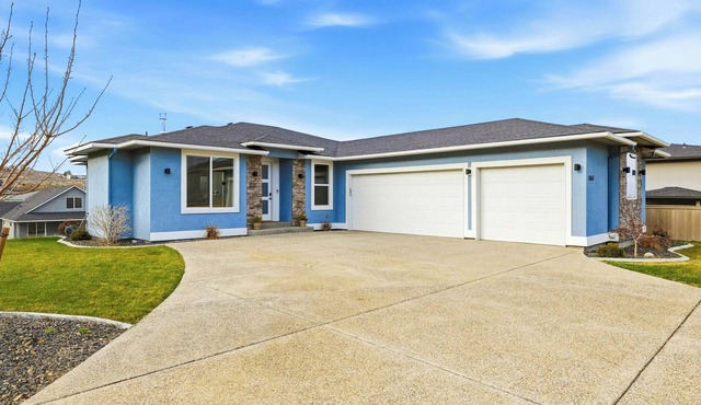 Wine Country Fireside Creative Retreat: Sauna, Gym, Sunset Deck & Game Lounge