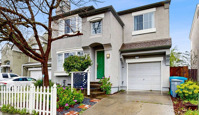 Wine country home base with dog-friendly fenced yard & alfresco patio