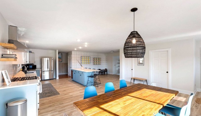 Wine country home w pickleball court and hot tub!