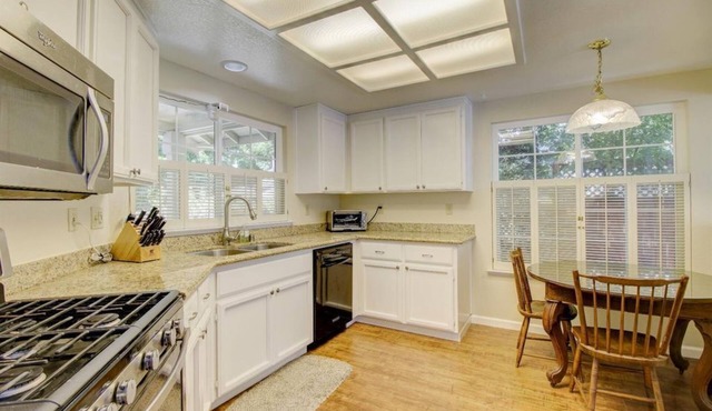 Wine Country - Luxurious 3-bdrm in Petaluma, Ca. -30 nights minimum