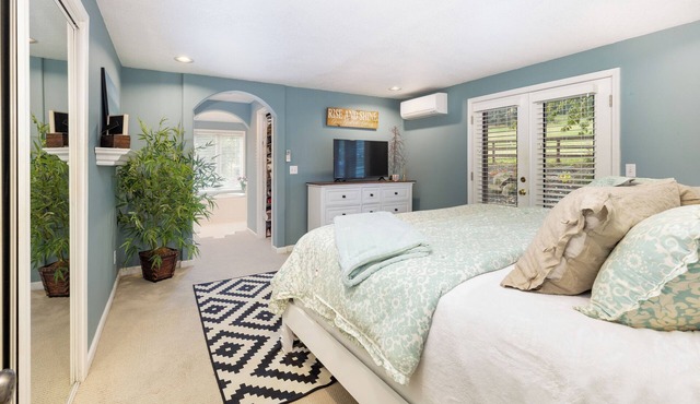 Wine Country Ranch w/views. Two primary Suites. Hot Tub.1.5 mile Carlton