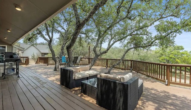 Wine Country Retreat with lake view!