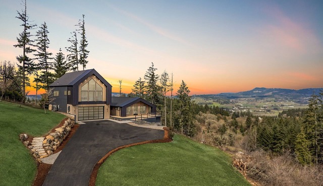 Wine Country's Newest Luxury Spacious 5-bedroom house with Private Hot Tub