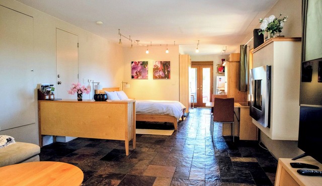 Wine Country Studio in Central Petaluma. View. Pool. Long term rates. No fees