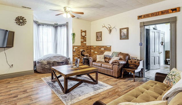 Wine, Dine & Unwind: Hermann Home w/Spacious Yard