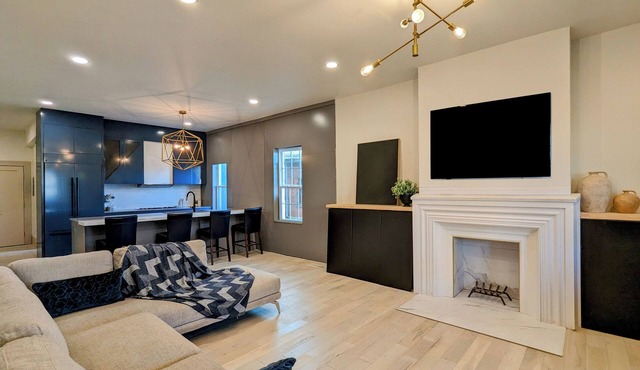 Wine, Dine, Walk! Designer Style & Prime Location Modern 1st Floor Apartment