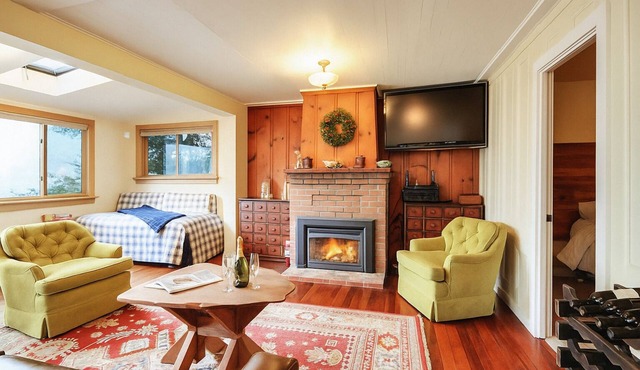 Wine Down ~ Hot Tub, Dog Friendly, On the River