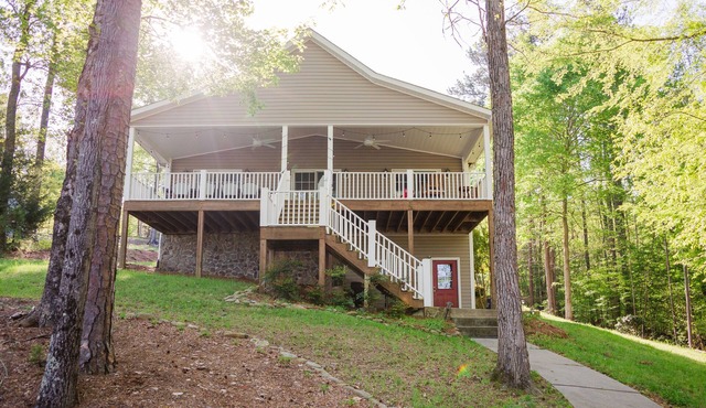 Wine Down in 5BR Lake Front Home at Hyco Lake