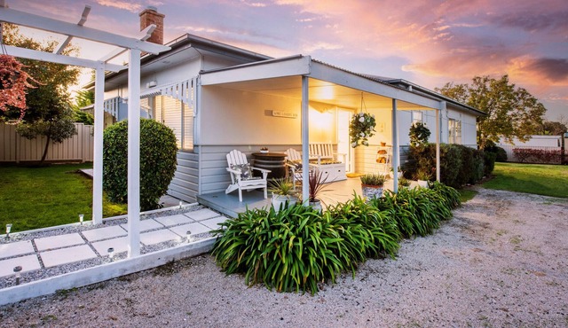 Wine Lovers Den - Beautiful Getaway Cottage