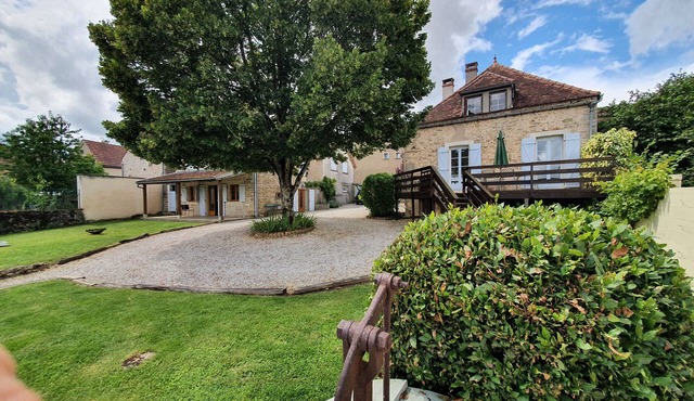 Wine merchant's house and converted barn for 14. Private pool, stunning views.