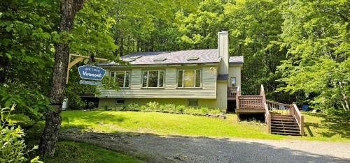 Wine Moose w Hot tub Fireplace Sauna 9min to Mt Snow