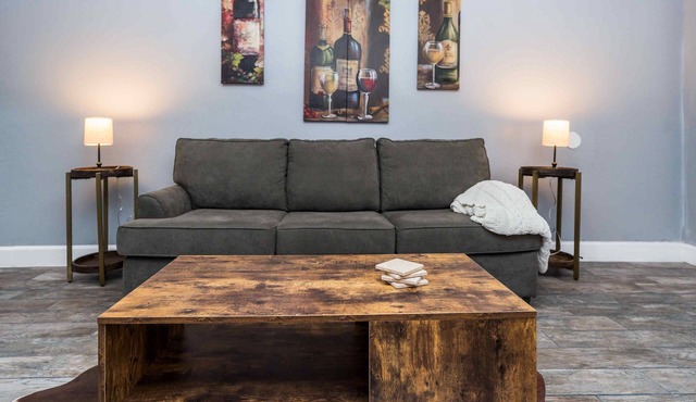 Wine-Themed Stay! King Bed! Close to UH & Downtown!