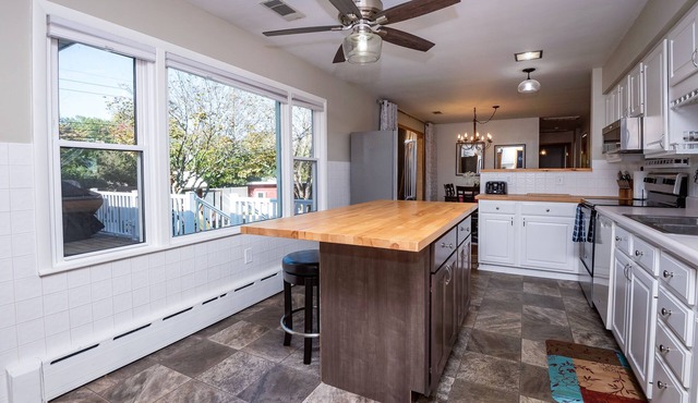 Wine Trail & Beach Getaway w/hot tub & Pool - Close to Weko Beach & Round Barn