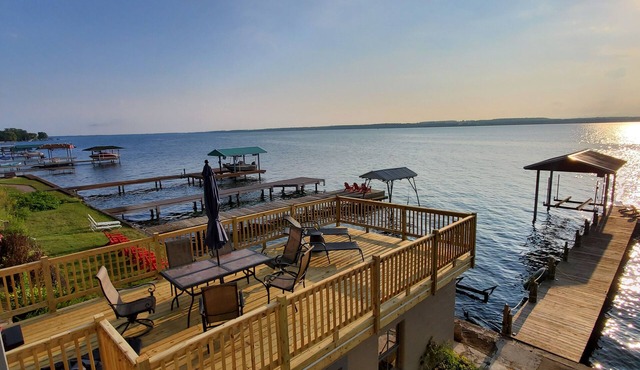 Wine trail lakefront luxury stay on Seneca Lake with all the views and amenities
