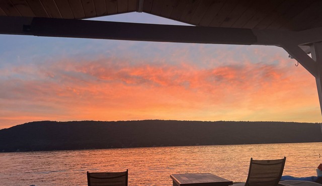 WINERIES & BREWERIES NEARBY-NEWLY RENOVATED LAKEFRONT COTTAGE-BOAT SLIP-HOT TUB