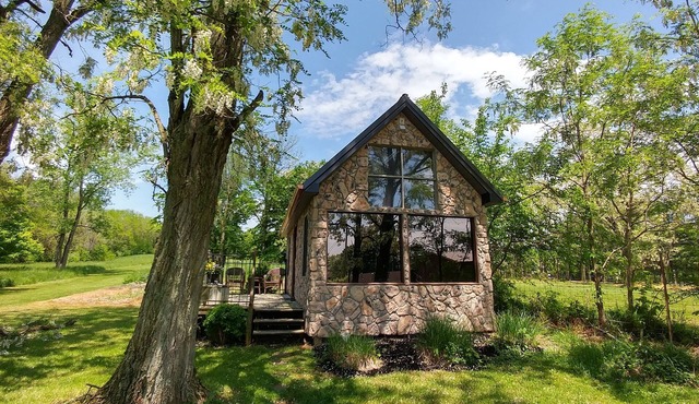 Winery Romantic Cabin for Two. Close to Hocking Hills with Guided Wine Tasting!