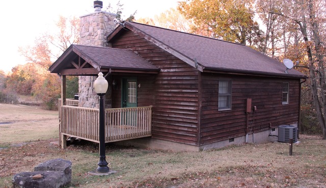 Winetrail Cabin - SIU, Giant City SP, Shawnee Forest, & Cedar Lake minutes away!