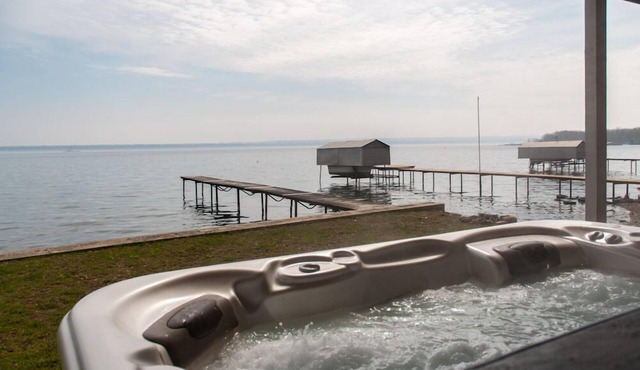 Winey Duck Cottage:" Pet Friendly Contemporary w/Hot Tub on Seneca Wine Trail