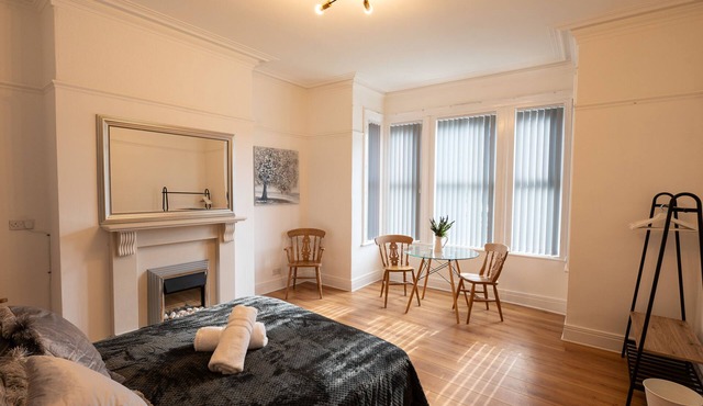 Wingrove-5 Bdrm 2 Bath House Free Parking and Wifi