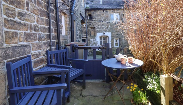 WINN COTTAGE, pet friendly, with open fire in Pateley Bridge