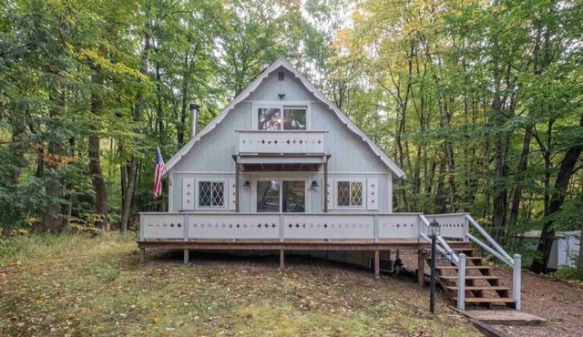 Winni Chalet w/lake, beach, & boat launch access