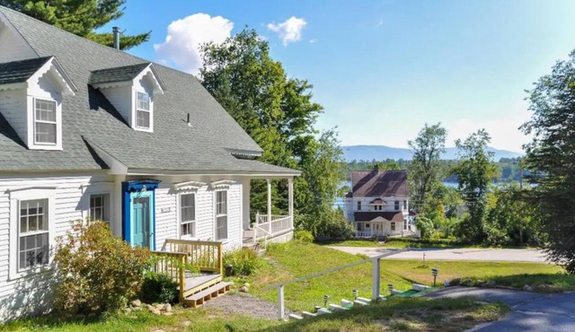 Winnipesaukee Welcoming 5-bedroom Lake View Family Home in Scenic Center Harbor